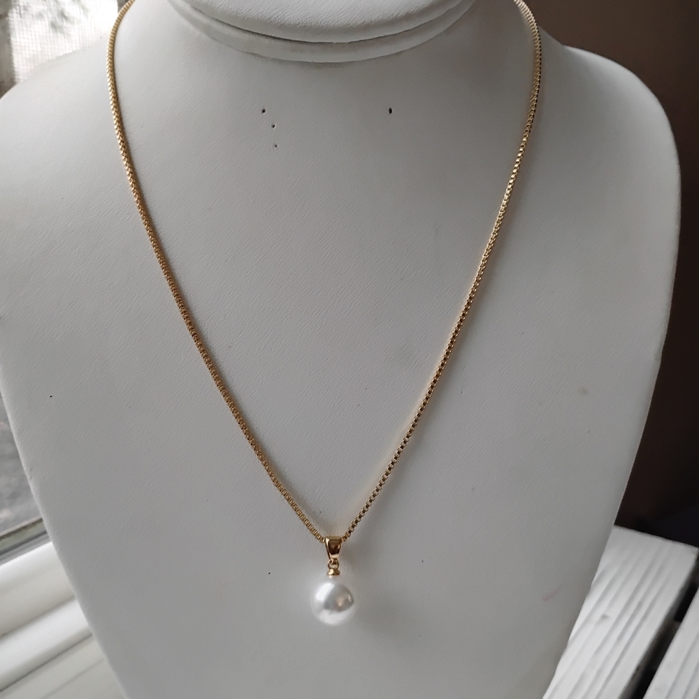 Elegant Gold Pearl Pendant Necklace - Picture 2 of 5